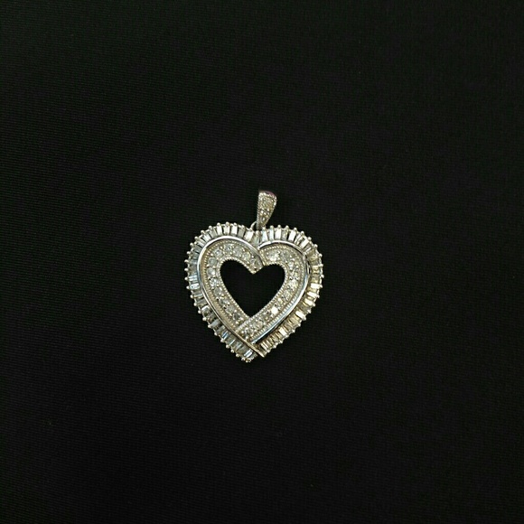 Jewelry - 10K white gold heart shaped pendant